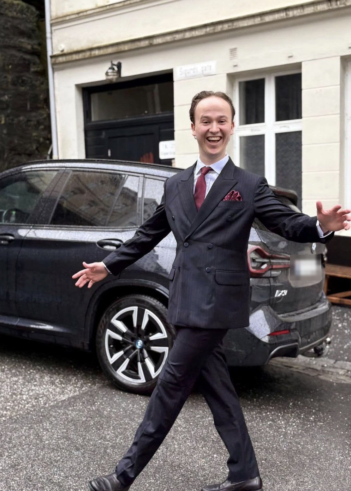 Mann i mørk dobbeltspent dress sydd etter mål